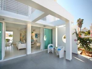 Casa blanca con patio y sala de estar. en Architect's Villa, en Protaras