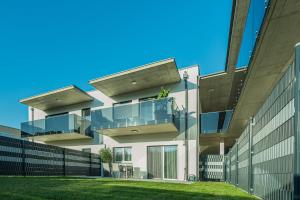 a large white building with a balcony at Deluxe Apartment Graz in Graz