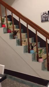 une rampe d'escalier avec des plantes en pot dans l'établissement Tara 塔拉Guest House, à Chiayi