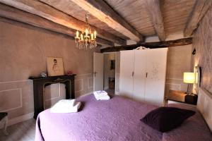 A bed or beds in a room at Wabisabi Townhouse