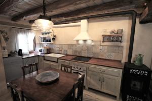 A kitchen or kitchenette at Wabisabi Townhouse