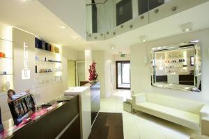 - un salon avec un grand miroir et un canapé blanc dans l'établissement Villa & Spa, à Łomianki