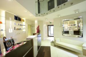 salon z dużym lustrem i białą kanapą w obiekcie Villa & Spa w mieście Łomianki