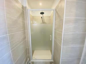 um chuveiro com uma porta de vidro na casa de banho em Superbe appartement centre Montluçon, proche hôpital em Montluçon