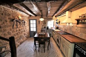 uma cozinha com mesa e cadeiras num quarto em Wabisabi Townhouse em Montejo de la Vega de la Serrezuela