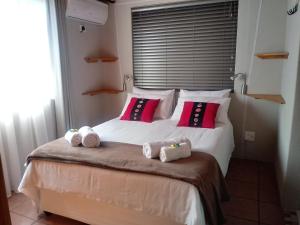 1 dormitorio con 1 cama con toallas en Marloth Wild Fig en Marloth Park