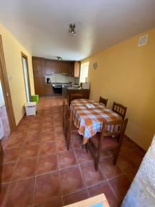 een woonkamer met een tafel en een keuken bij Casa El Hórreo in Laxe