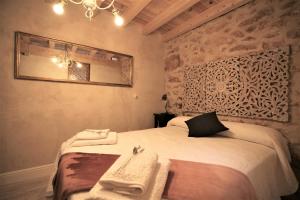 A bed or beds in a room at Wabisabi Townhouse
