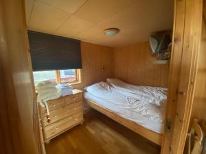 ein kleines Schlafzimmer mit einem Bett und einem Fenster in der Unterkunft Borgarbæli in Hella