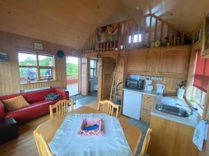 eine Küche und ein Wohnzimmer mit einem Tisch und einem Sofa in der Unterkunft Borgarbæli in Hella