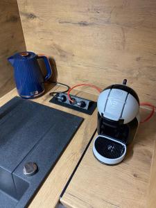 a toaster sitting on top of a wooden table at Apartament Artemida Kletno in Stronie Śląskie