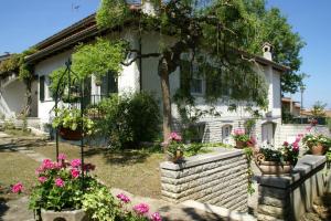 uma casa branca com flores à frente em Villa La Paleotta em Fano