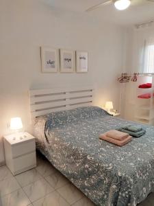 Posteľ alebo postele v izbe v ubytovaní CASA SANTO a 2 minutos de la playa a pié y parking gratuito
