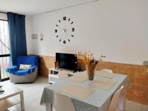 Televízia a/alebo spoločenská miestnosť v ubytovaní CASA SANTO a 2 minutos de la playa a pié y parking gratuito