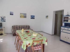 ein Wohnzimmer mit einem Tisch und einem Sofa in der Unterkunft La Casina Bianca in Seccagrande