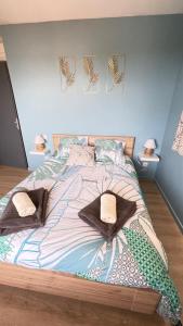 um quarto com uma cama grande com toalhas e almofadas em L’alsace em Carcassonne