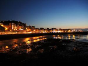 a city at night with lights on a beach at Aldebaje in Le Tréport