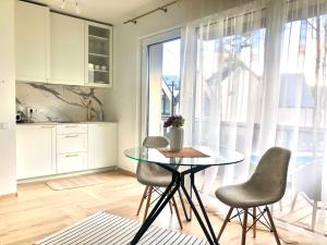 Η κουζίνα ή μικρή κουζίνα στο R.J. Apartamentai. Kunigiškės