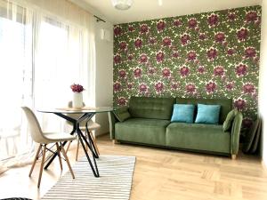 Χώρος καθιστικού στο R.J. Apartamentai. Kunigiškės +1 φωτογραφίες