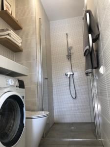 Ένα μπάνιο στο R.J. Apartamentai. Kunigiškės