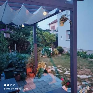 Vonkajšia záhrada v ubytovaní Studio apartman Valentina