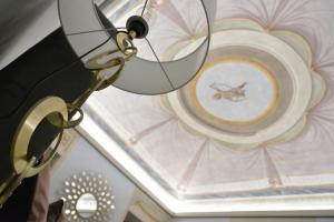 una stanza con un soffitto con un orologio sopra di Campana Suites a Bibbiena