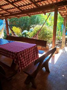 戈亞斯州上帕萊索的住宿－Conexão Hostel，一张桌子,上面有红白的桌布