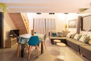 een woonkamer met een bank en een tafel bij Bienêtre et détente pour cette maison avec spa au calme in La Roquette-sur-Siagne