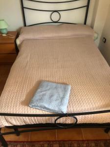 Una cama con un colchón blanco con una toalla. en Villa Paradiso en Parenti