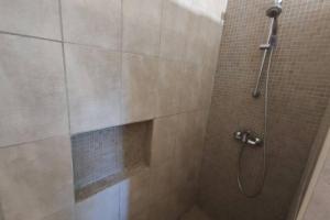 勒托羅納的住宿－Logement tout confort au calme entre Saint Tropez et les Gorges du Verdon，带淋浴的浴室和玻璃门