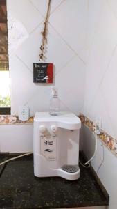 una tostadora sentada en una encimera en una habitación en Conexão Hostel, en Alto Paraíso de Goiás
