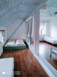 ein Zimmer mit 2 Betten und einem Sofa darin in der Unterkunft Ubytování Na statku in Stará Červená Voda