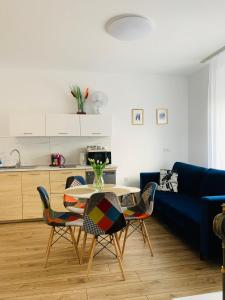 ein Wohnzimmer mit einem Tisch und einem blauen Sofa in der Unterkunft Apartament Walczaka nr 16 MIEJSCE PARKINGOWE in Gorzów Wielkopolski