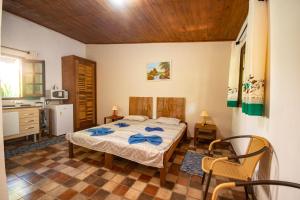 1 dormitorio con 1 cama y cocina en EcoLodge Paraty en Paraty