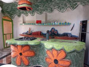 eine Spielzeugküche mit einer Theke mit Blumen darauf in der Unterkunft CASA CERAMICA BELLA FLOR in El Laurel