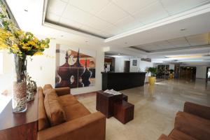a living room with a couch and a table at Imperio de Angeles Executive León Poliforum in León