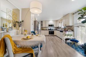uma cozinha com uma mesa e uma cozinha com armários brancos em Villa Sierra em Sonora