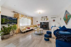 sala de estar con sofás azules y chimenea en Villa Sierra, en Sonora