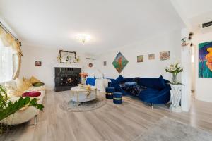 sala de estar con sofás azules y chimenea en Villa Sierra, en Sonora