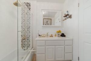 uma casa de banho branca com um lavatório e um chuveiro em Villa Sierra em Sonora