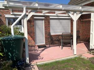 Patio nebo venkovní prostory v ubytování Haus Annegrete mit überdachter Terrasse zum Garten