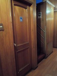 a pair of wooden doors in a hallway at Hostal Fx in Puerto Montt