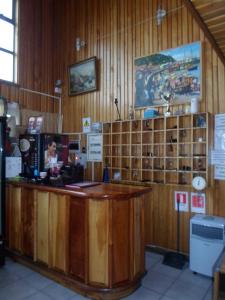 una encimera de madera en una habitación con paredes de madera en Apart Hotel Fx, en Puerto Montt