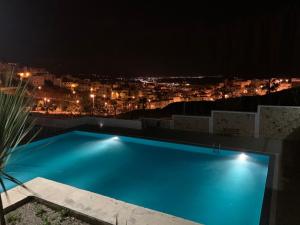 Bazén v ubytování Résidence neuve avec piscine M’diq nebo v jeho okolí