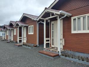 a row of wooden houses parked next to each other at Pousada Sentiero in Urubici