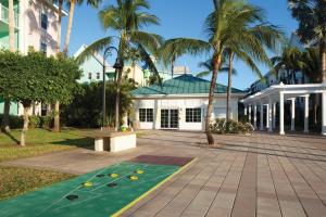 um edifício com palmeiras e um putting green em Harborside Atlantis em Nassau