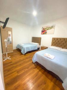 um quarto com duas camas e uma câmara em Nakua Paracas Lodge em Paracas
