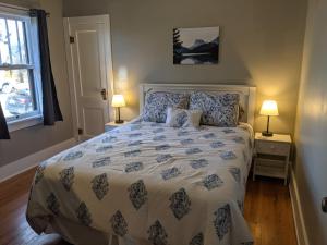 Postel nebo postele na pokoji v ubytování The Lewis House-Upper Level-A Peaceful Spot!