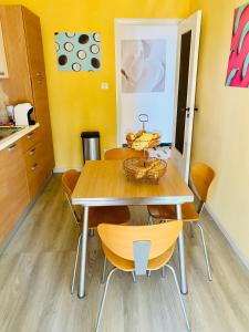 VISTA MARE في كروتوني: مطبخ مع طاولة وكراسي خشبية