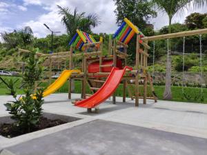 un parque infantil con toboganes coloridos en Casitadisol, en Santa Fe de Antioquia